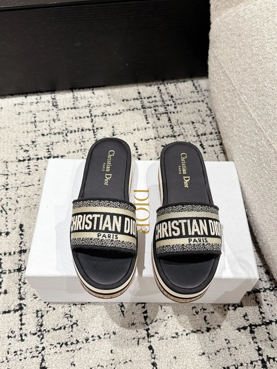 👟👟Ex-factory price 440👟👟 DIOR Dway fabric embroidered logo open toe 7cm thick sole one-word strap slippers CD letter logo three-dimensional embroidery thick bottom round toe open toe slippers The original development of the top version on the market, soft and delicate foot feel, extremely comfortable.  ✔️Upper: imported electro-embroidered cotton technical fabric ✔️Inner lining: water-dyed cowhide foot pad lining ✔️Outsole: original combination outsole ✔️Sole thickness: 7cm ✔️Size: #35-41 (40.41. Customized, non-refundable and non-exchangeable)